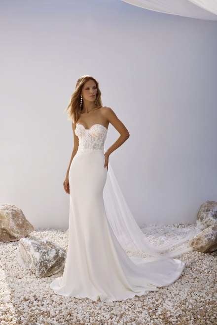 https://www.sposa-lia.com/images/stories/virtuemart/product/per-in white-03-chloe-03.jpg